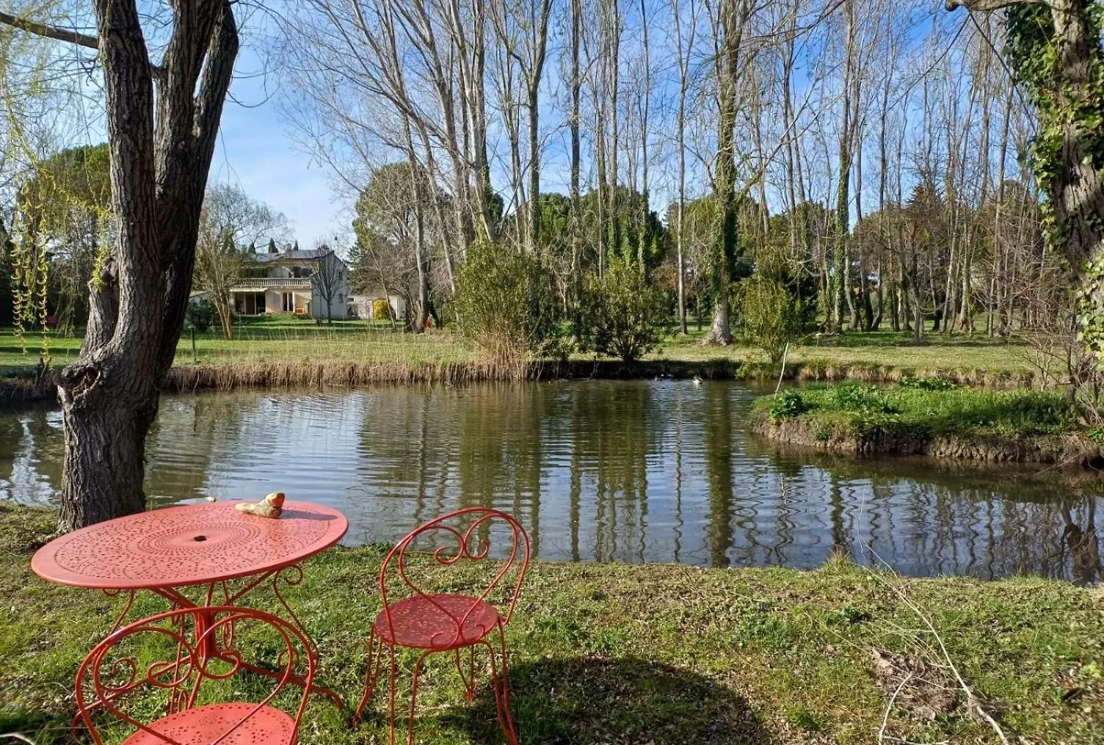 Maison Au Bord De L\'Eau contacts
