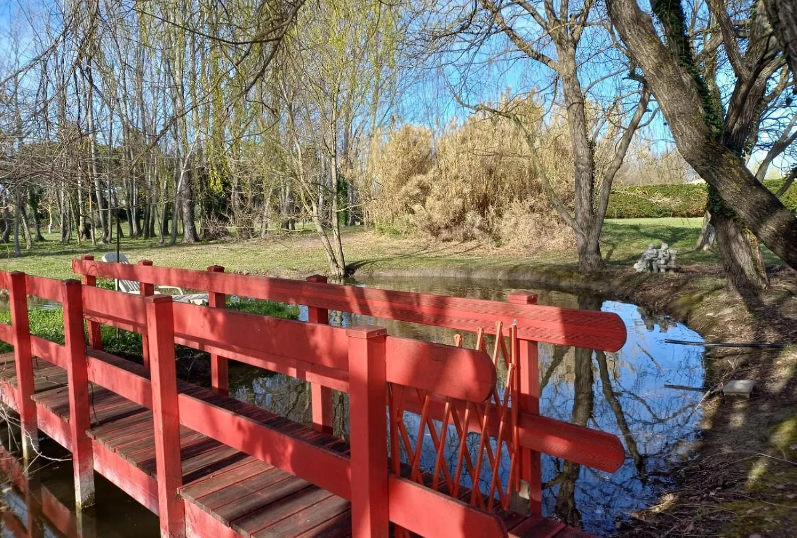 Maison Au Bord De L'Eau Le Thor France